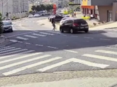 video:-motorista-atropela-mulher-que-atravessava-faixa de pedestre
