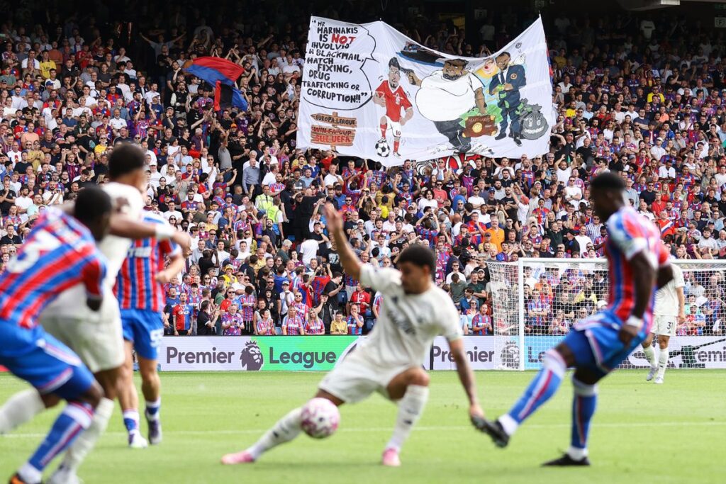 john-textor-e-alvo-de-protesto-por-parte-da-torcida-do-crystal-palace