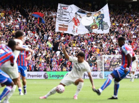 john-textor-e-alvo-de-protesto-por-parte-da-torcida-do-crystal-palace
