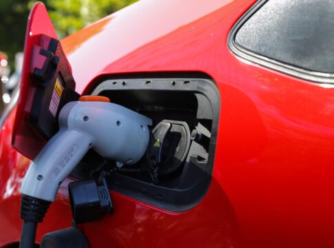 aumento-de-10.000%-na-frota-eletrica-acende-alerta-para-apagoes-no-df