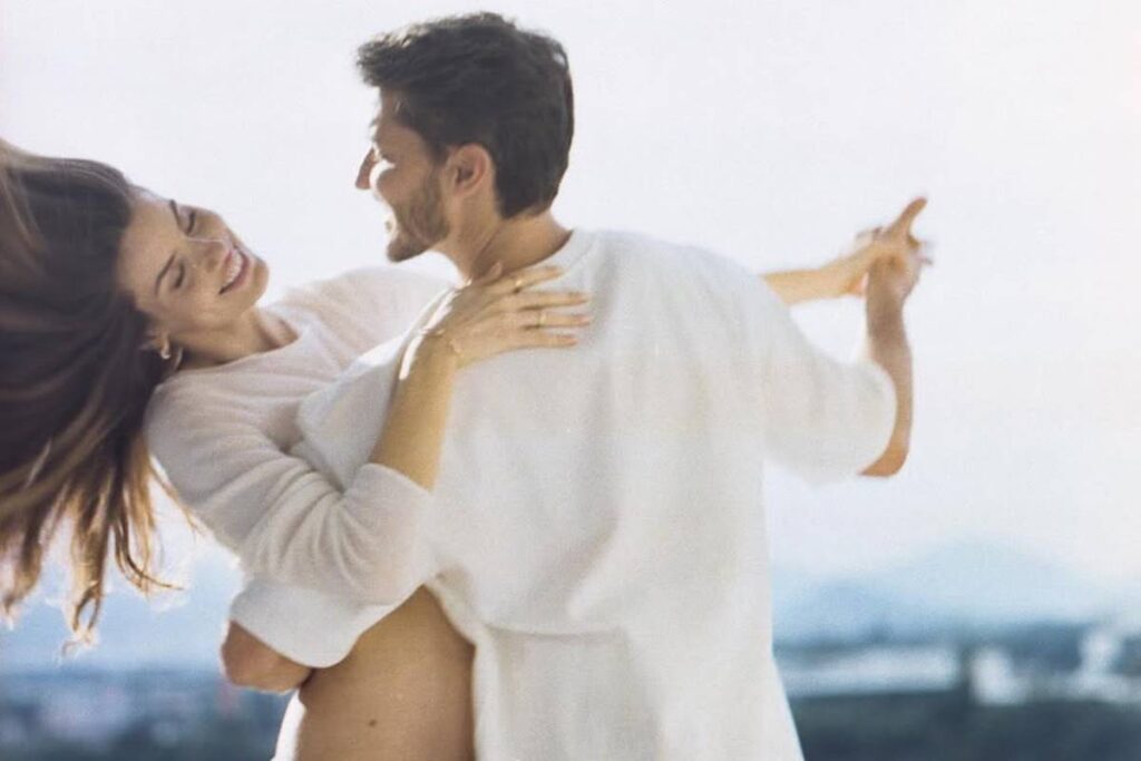 camila-queiroz-e-kleber-toledo-descobrem-sexo-de-bebe-em-cha-intimista