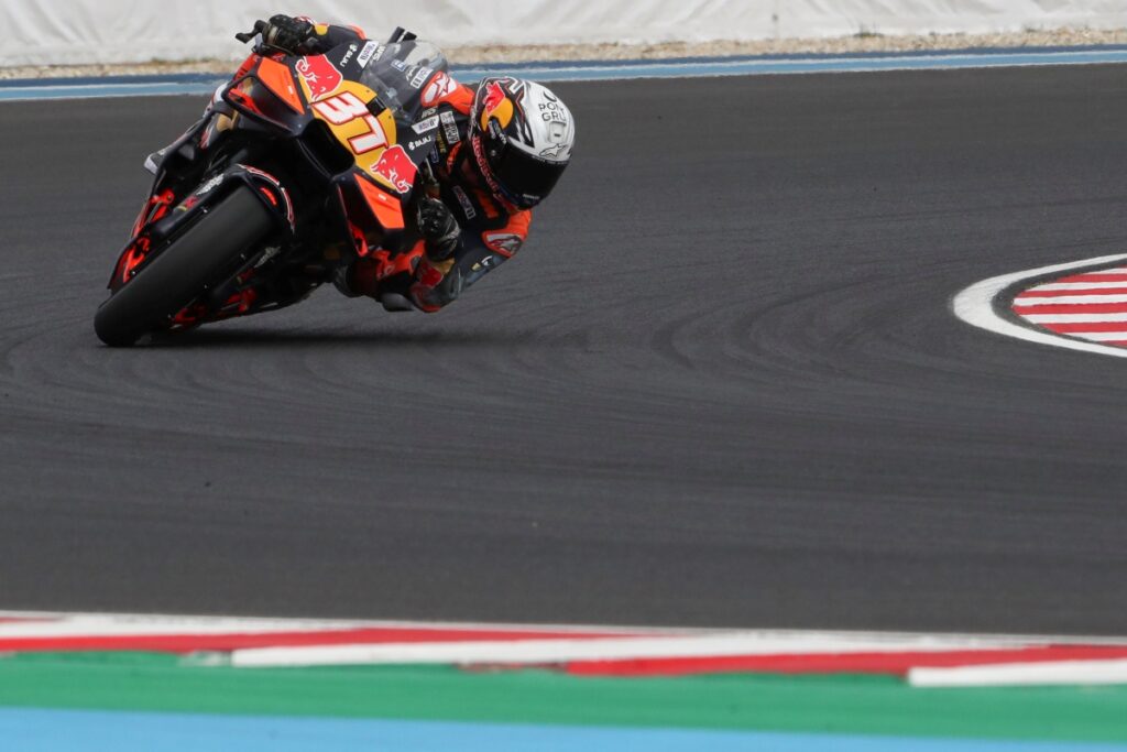 motogp:-motociclista-perde-controle-e-quase-atinge-cinegrafista