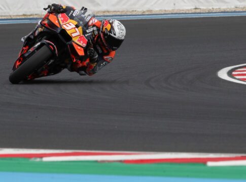 motogp:-motociclista-perde-controle-e-quase-atinge-cinegrafista