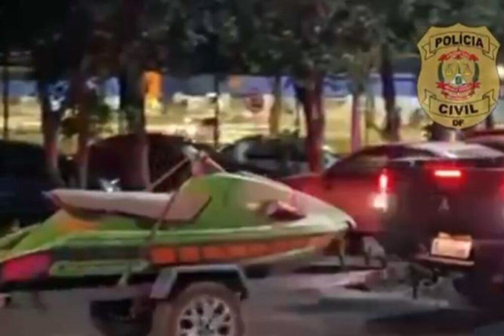 pcdf-apreende-barcos-e-reboques-furtados-em-rancho-no-entorno.-video