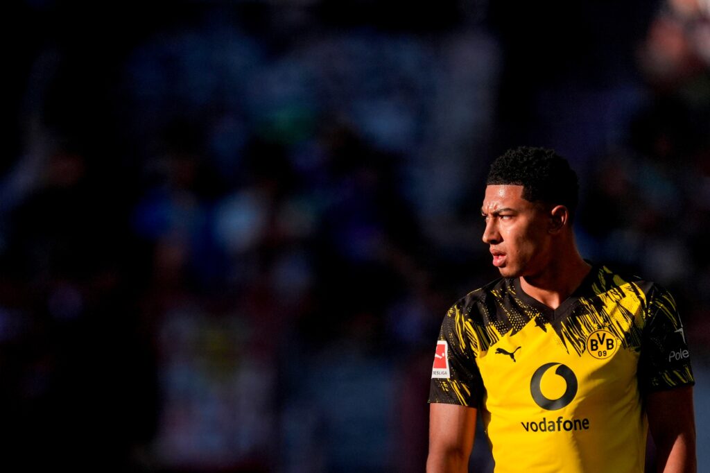 pais-de-bellingham-invadem-vestiario-apos-se-irritarem-com-tecnico