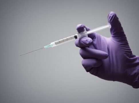 mulher-e-abusada-quando-recebia-injecao-na-nadega:-“me-deixou-nua”