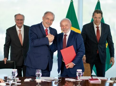 lula-e-alckmin-anunciam-r$-12-bi-em-credito-para-impulsionar-industria