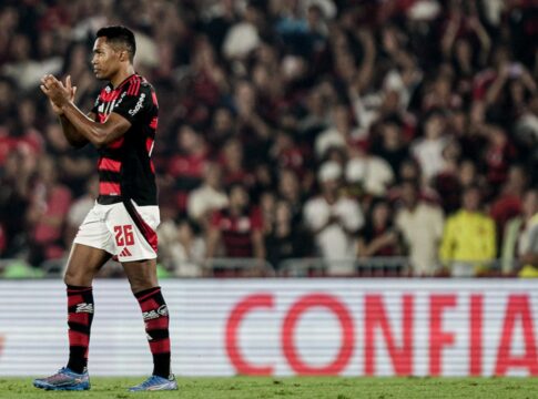 convocado-por-ancelotti,-alex-sandro-sai-de-campo-com-dores-na-perna