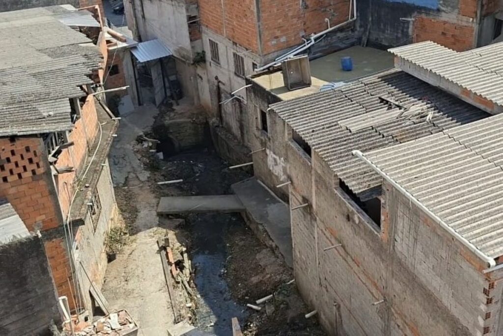 sabesp-cobra-taxa-de-esgoto-de-casas-ligadas-a-corrego-a-ceu-aberto