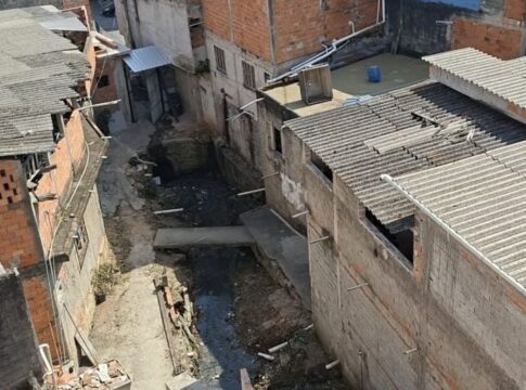 sabesp-cobra-taxa-de-esgoto-de-casas-ligadas-a-corrego-a-ceu-aberto