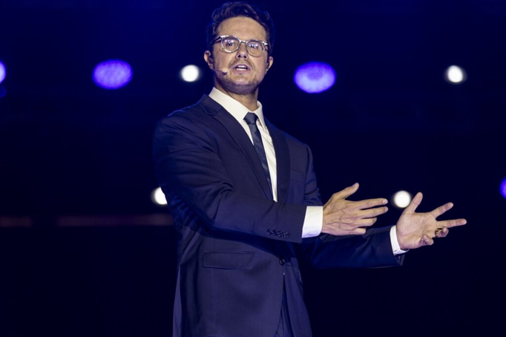 deive-leonardo-emociona-com-apresentacao-de-drones-em-evento-gospel
