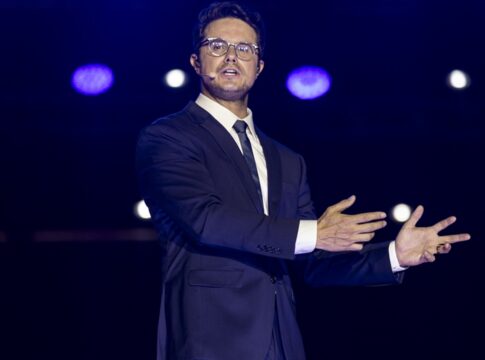 deive-leonardo-emociona-com-apresentacao-de-drones-em-evento-gospel