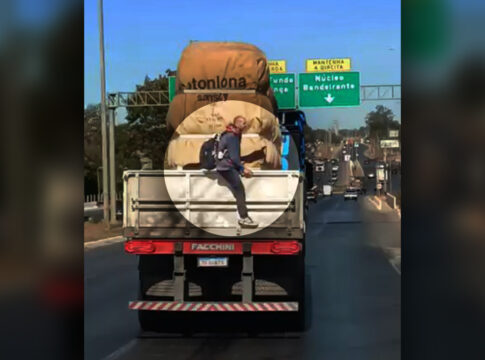 homem-e-flagrado-pegando-“carona”-em-cacamba-de-caminhao-no-df