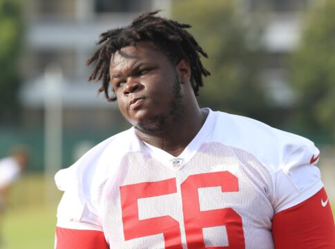 calouro-de-210-kg-e-dispensado-da-nfl-por-nao-atingir-metas-fisicas