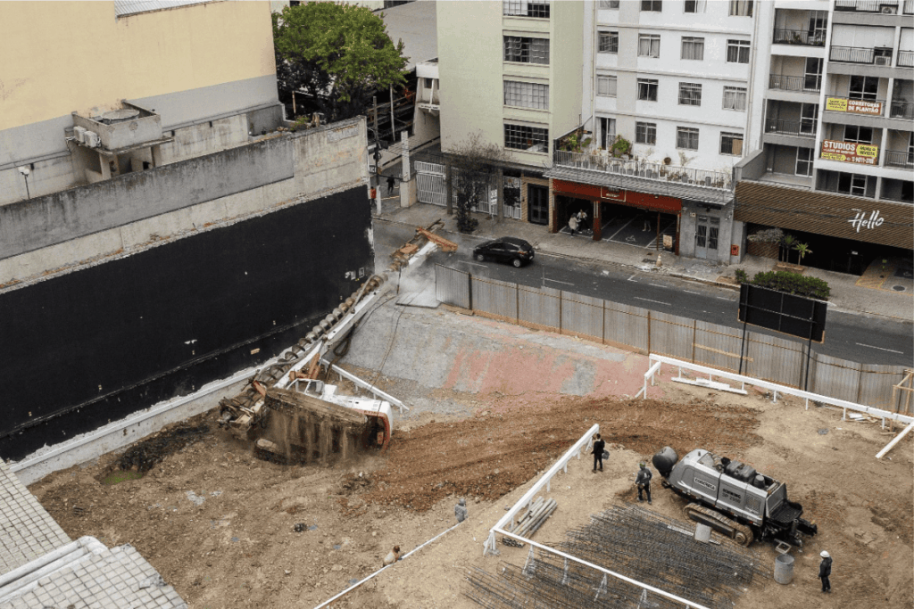 video:-maquina-de-obra-cai-no-meio-da-rua-e-quase-acerta-carro-em-sp