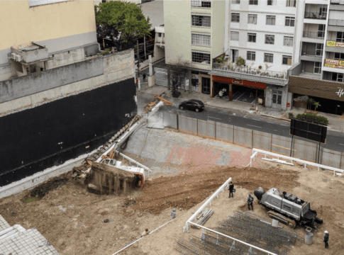 video:-maquina-de-obra-cai-no-meio-da-rua-e-quase-acerta-carro-em-sp