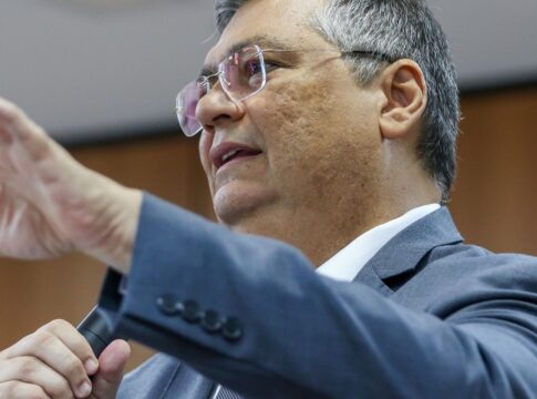 dino-da-10-dias-para-motta-explicar-tramite-do-pl-sobre-adultizacao