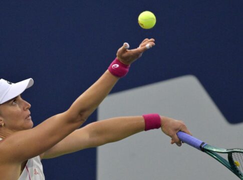 bia-haddad-sofre,-mas-vence-britanica-kartal-em-estreia-no-us-open