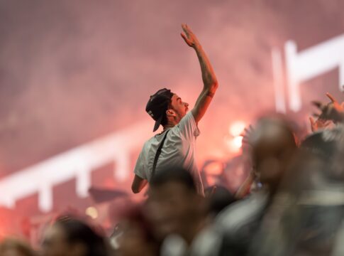 torcedores-de-galo-e-cruzeiro-fazem-festa-antes-de-duelo-decisivo