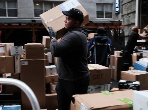 eua:-25-paises-suspendem-envios-postais-apos-tarifaco-de-trump