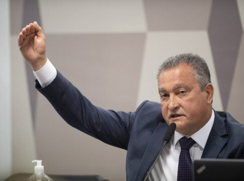 rui-costa-reforca-cobranca-por-defesa-do-governo:-“ou-fica-esquisito”