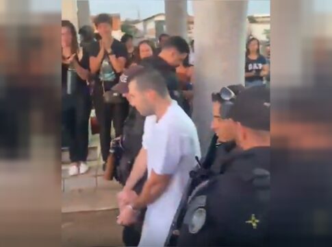 escoltado-por-dezenas-de-policiais,-preso-do-8/1-vai-a-velorio-da-avo