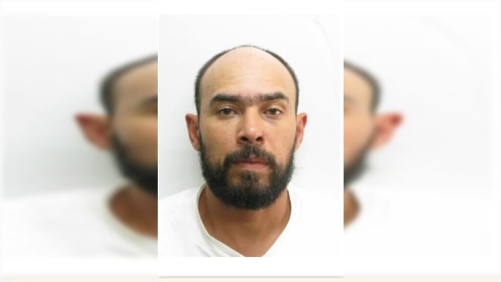 minutos-apos-sentenca,-assassino-condenado-rompe-tornozeleira-e-foge