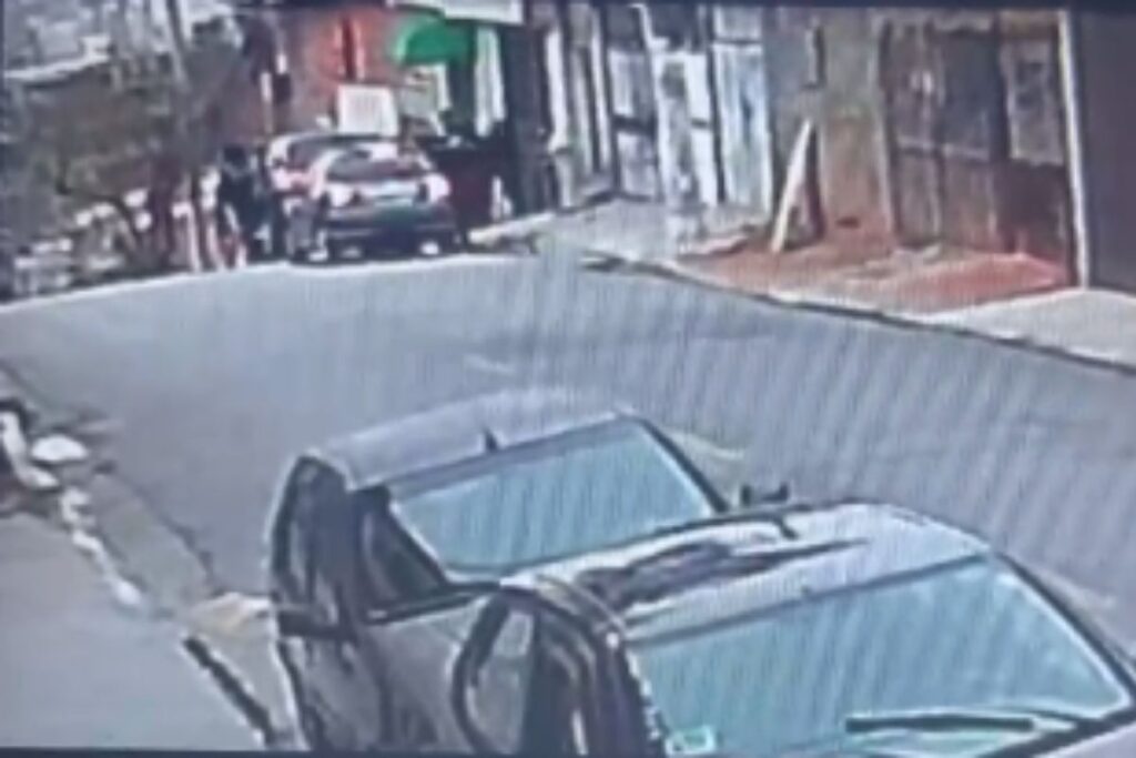 criminosos-trocaram-de-veiculo-apos-roubo-a-carro-forte.-video