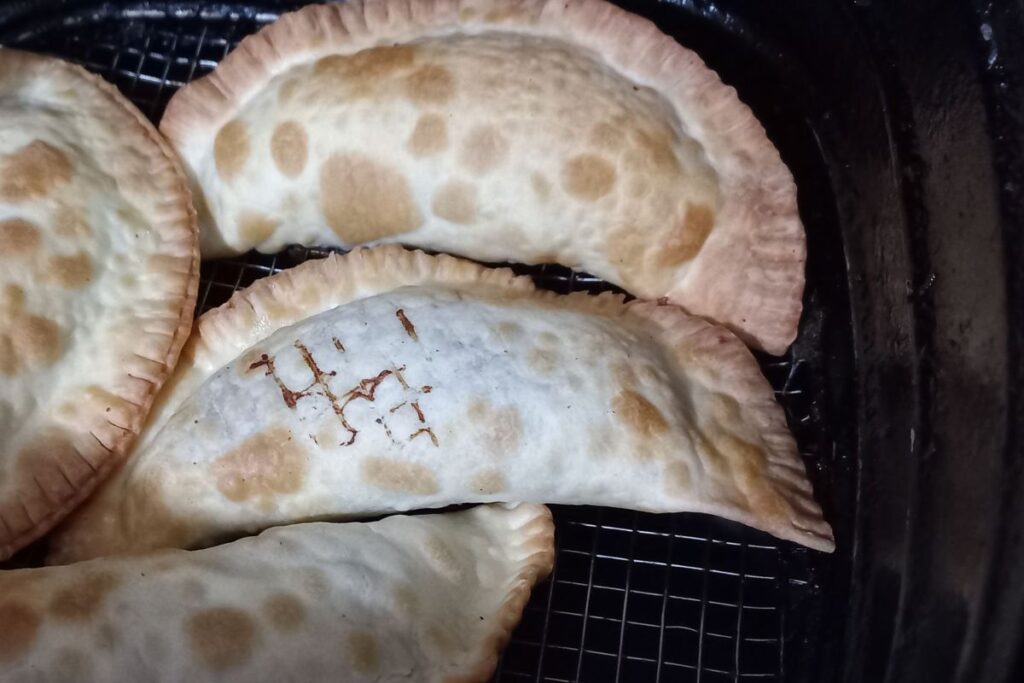 pastel-na-air-fryer-poupa-oleo,-nao-suja-a-casa-e-fica-sequinho;-veja