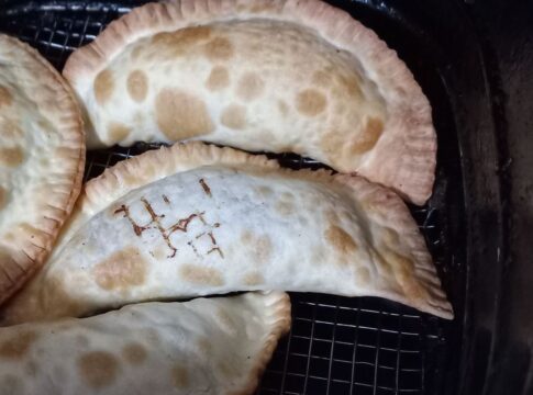 pastel-na-air-fryer-poupa-oleo,-nao-suja-a-casa-e-fica-sequinho;-veja