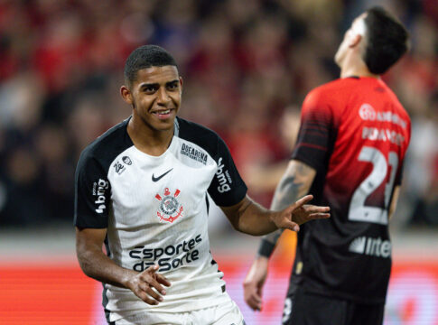 corinthians-vence-athletico-pr-e-larga-na-frente-na-copa-do-brasil