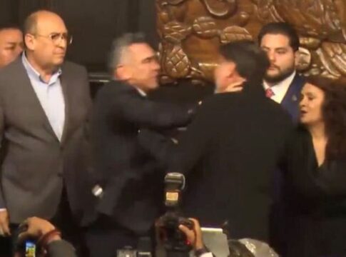senadores-mexicanos-trocam-tapas-e-empurroes-durante-sessao.-video