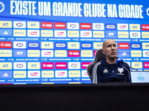 leonardo-jardim-destaca-fabricio-bruno-e-a-evolucao-nas-bolas-paradas