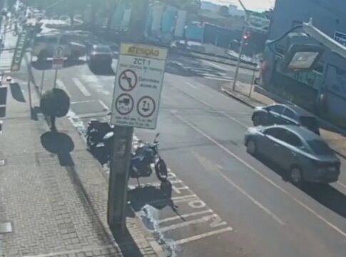 pr:-carro-avanca-sinal-vermelho-e-bate-na-viatura-da-pm;-veja-video