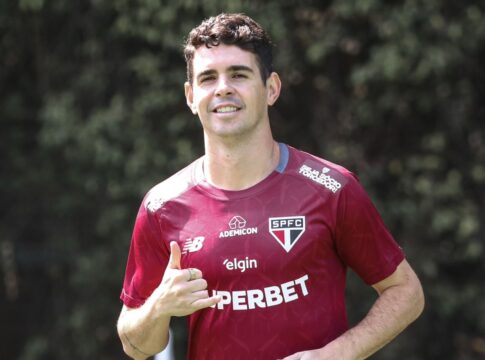 oscar-aparece-em-treino-do-sao-paulo-apos-lesao-na-regiao-lombar