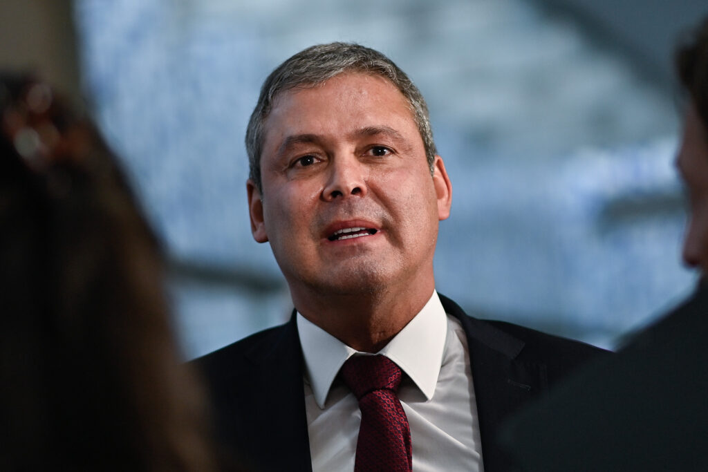 pec-da-blindagem:-lider-do-pt-celebra-recuos-do-pl-e-do-mdb