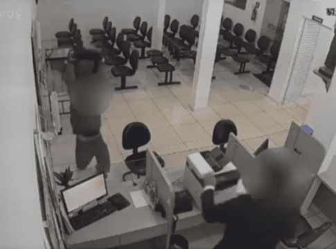 video:-homem-e-preso-apos-agredir-mulher-gravida-e-destruir-ps-em-sp