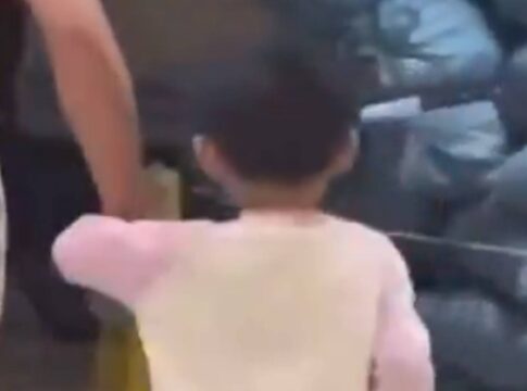 mae-entra-em-surto-e-atinge-filha-com-facada-na-cabeca-na-china.-video