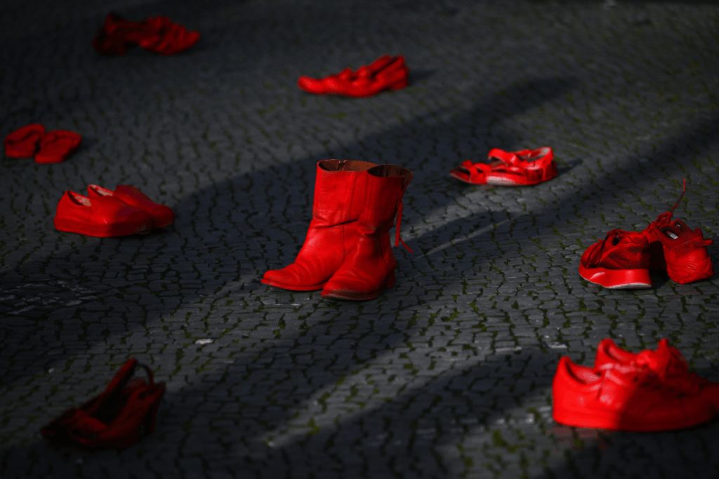 saiba-o-significado-dos-sapatos-vermelhos-na-luta-contra-o-feminicidio