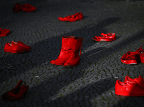 saiba-o-significado-dos-sapatos-vermelhos-na-luta-contra-o-feminicidio