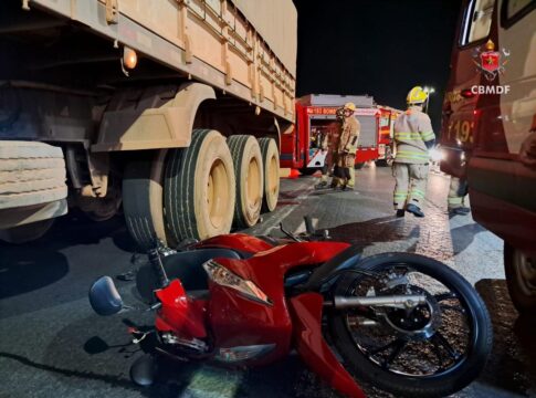 motociclista-fica-gravemente-ferida-apos-ficar-embaixo-de-caminhao