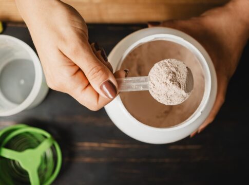 suplementacao-para-idosos:-whey-e-creatina-sao-opcoes-seguras?-veja