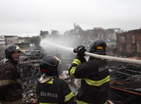 incendio-em-comunidade-afeta-100-familias-e-prefeitura-pede-ajuda