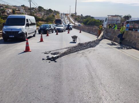 video:-carro-bate,-derruba-poste-e-provoca-engarrafamento-na-df-150
