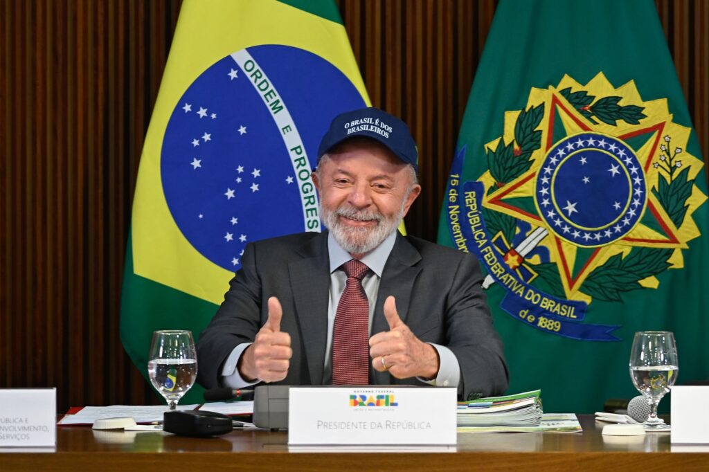 “se-trump-quiser-negociar,-lulinha-paz-e-amor-esta-de-volta”, diz lula
