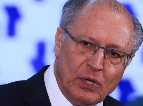 falha-em-aviao-adia-retorno-de-alckmin-ao-brasil
