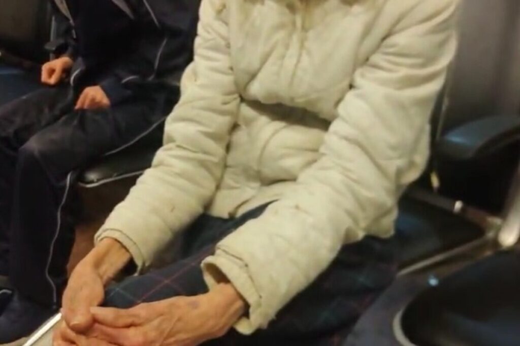 francesa-e-filho-com-down-abandonados-em-aeroporto-serao-repatriados