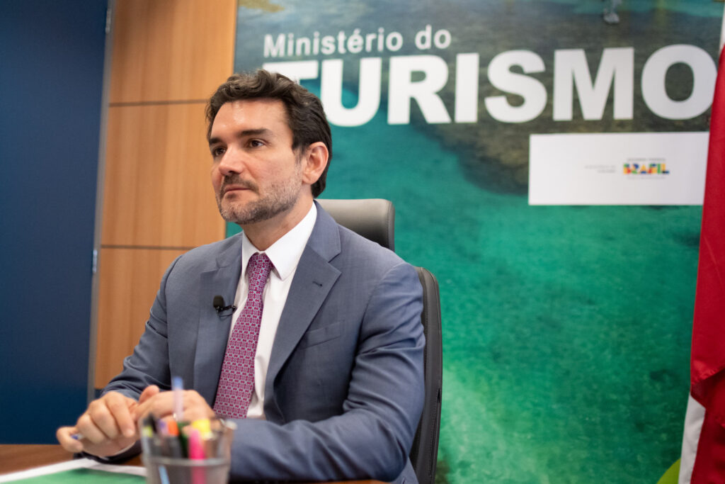 pressionado-pelo-uniao,-ministro-do-turismo-nega-saida-do-governo
