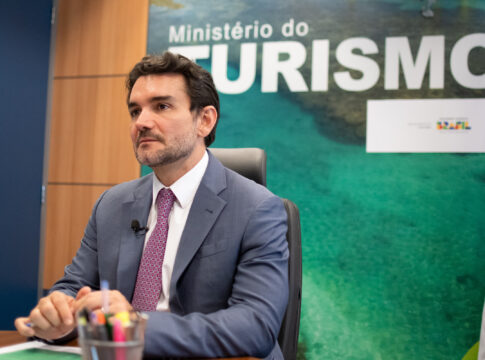 pressionado-pelo-uniao,-ministro-do-turismo-nega-saida-do-governo