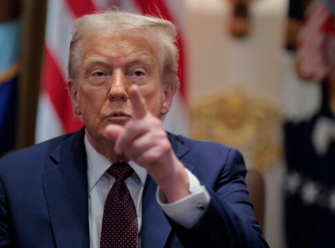 tribunal-decide-que-maioria-das-tarifas-de-trump-e-ilegal,-e-ele-reage